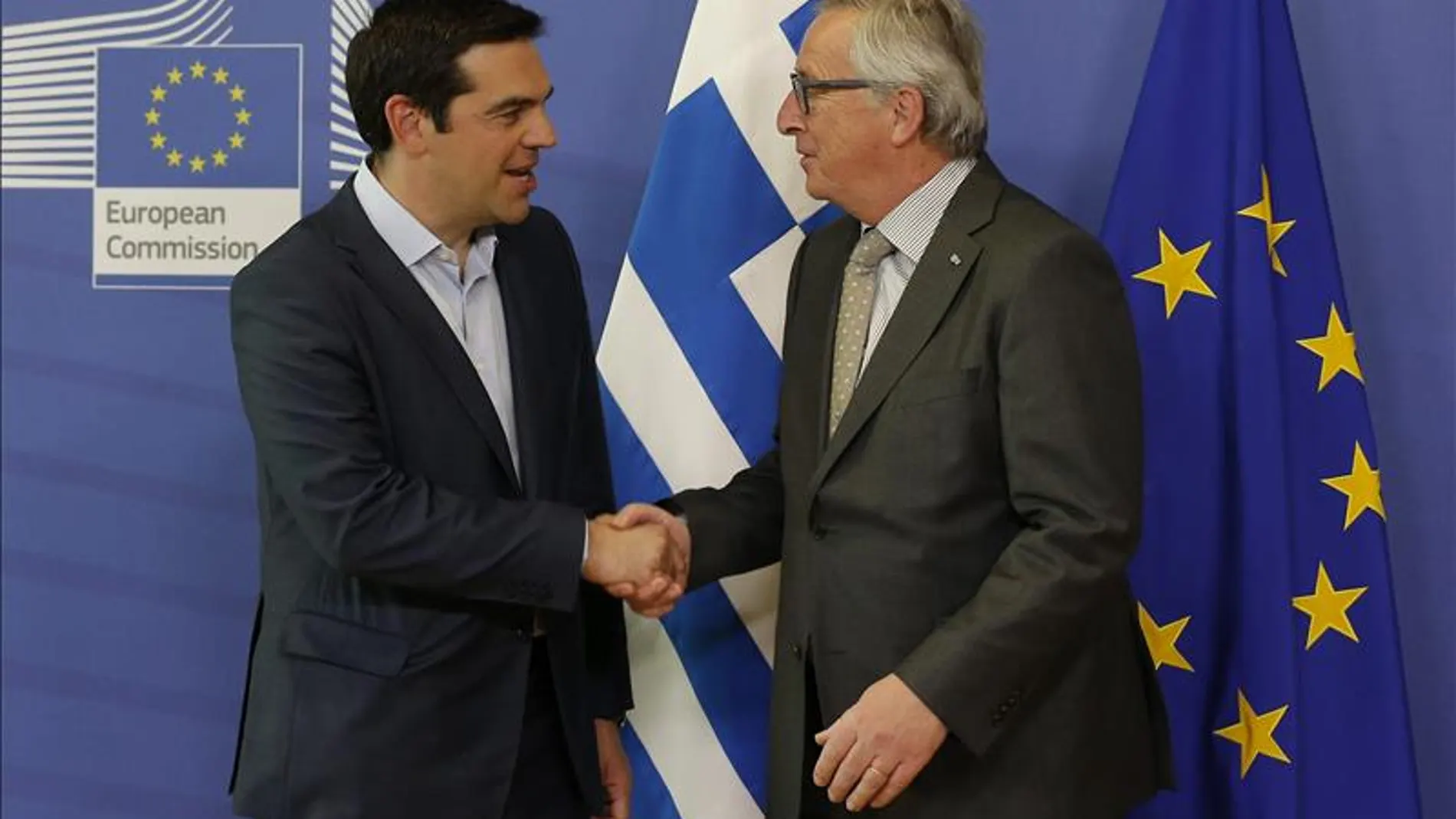El presidente de la Comisión Europea, Jean-Claude Juncker recibe al primer ministro griego Alexis Tsipras. El presidente de la Comisión Europea, Jean-Claude Juncker recibe al primer ministro griego Alexis Tsipras.