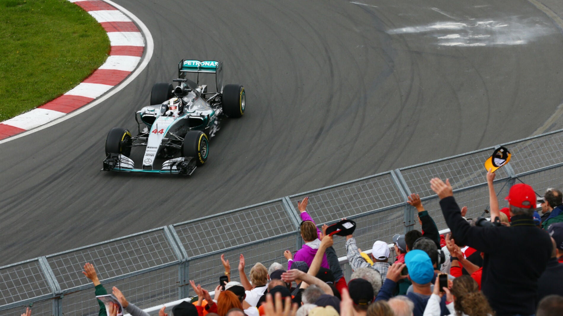 Hamilton, rodando con el Mercedes