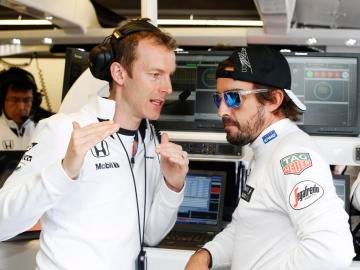 Alonso en el box de McLaren en Canadá