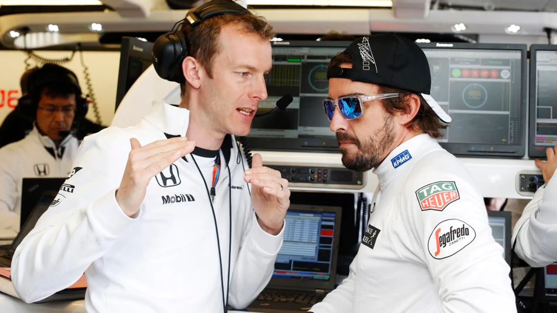 Alonso en el box de McLaren en Canadá