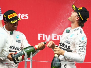 Hamilton lanza un chorro de champán a Rosberg