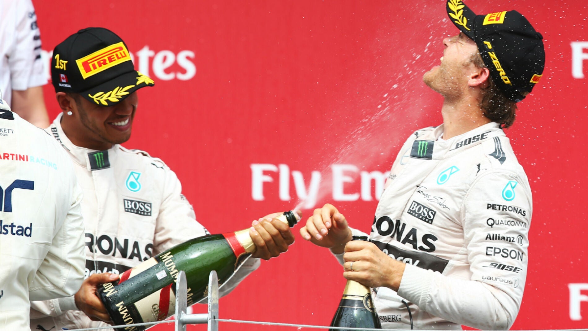Hamilton lanza un chorro de champ&aacute;n a Rosberg