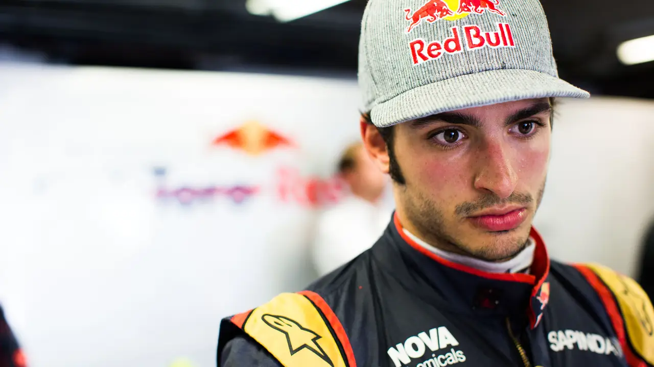 Carlos Sainz en el box de Toro Rosso