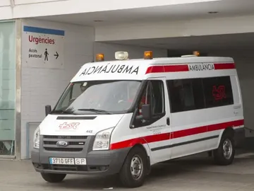 Ambulancia saliendo del hospital Ambulancia saliendo del hospital