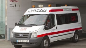 Ambulancia saliendo del hospital