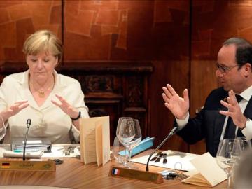La canciller alemana Angela Merkel y el presidente galo Francois Hollande.