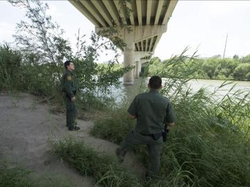 Agentes de inmigración de Estados Unidos en la frontera con México