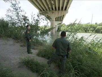 Agentes de inmigración de Estados Unidos en la frontera con México Agentes de inmigración de Estados Unidos en la frontera con México