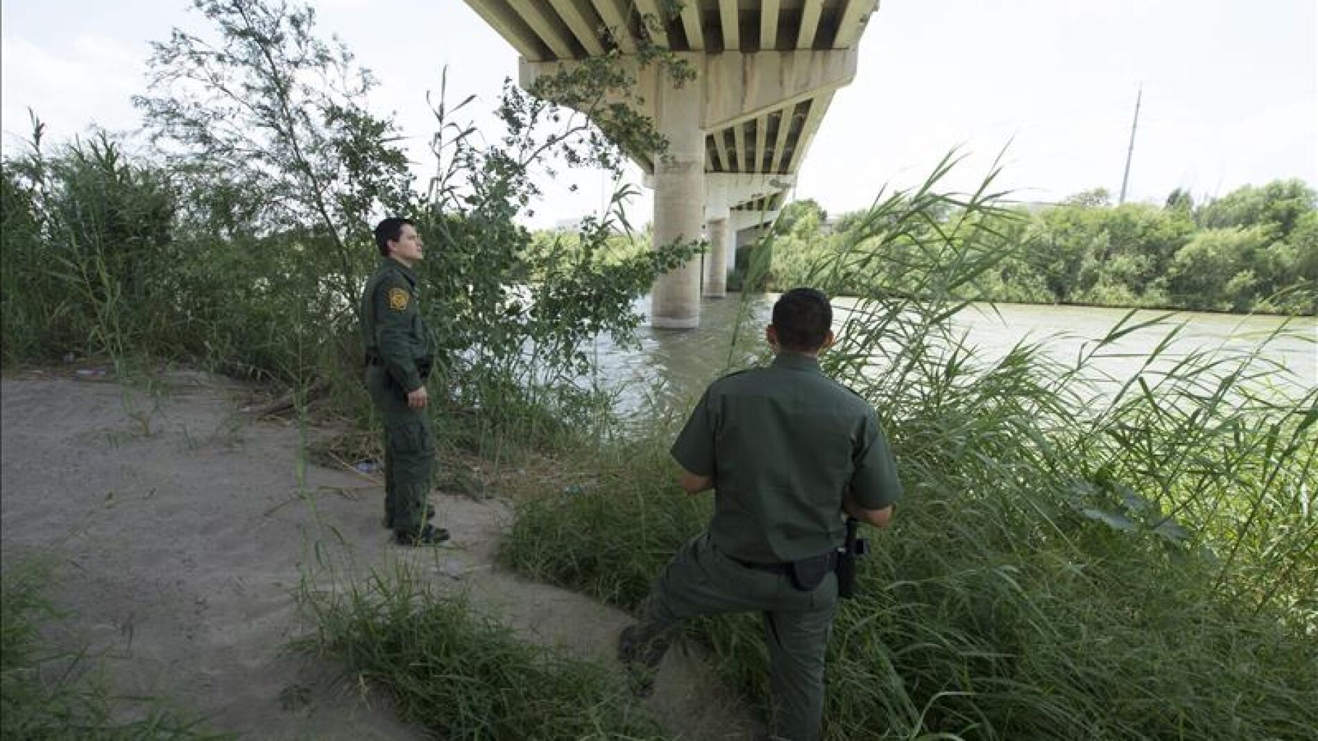 Agentes de inmigraci&oacute;n de Estados Unidos en la frontera con M&eacute;xico