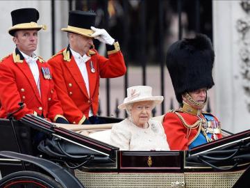 La reina Isabel II celebra su 89 cumpleaños con un desfile militar en Londres