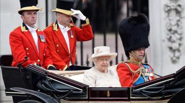 La reina Isabel II celebra su 89 cumpleaños con un desfile militar en Londres