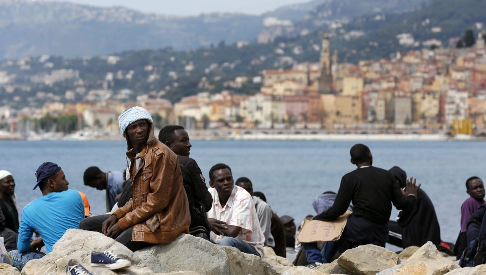 Inmigrantes esperan en la frontera franco-italiana