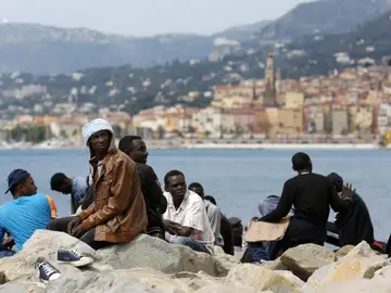 Inmigrantes esperan en la frontera franco-italiana Inmigrantes esperan en la frontera franco-italiana