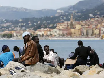 Inmigrantes esperan en la frontera franco-italiana Inmigrantes esperan en la frontera franco-italiana