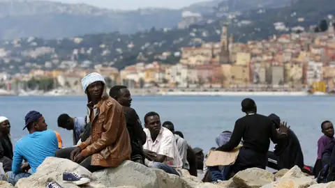 Inmigrantes esperan en la frontera franco-italiana Inmigrantes esperan en la frontera franco-italiana