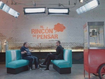 Alberto Chicote y Risto Mejide conversan junto a una máquina de hacer palomitas en 'Al rincón de pensar'