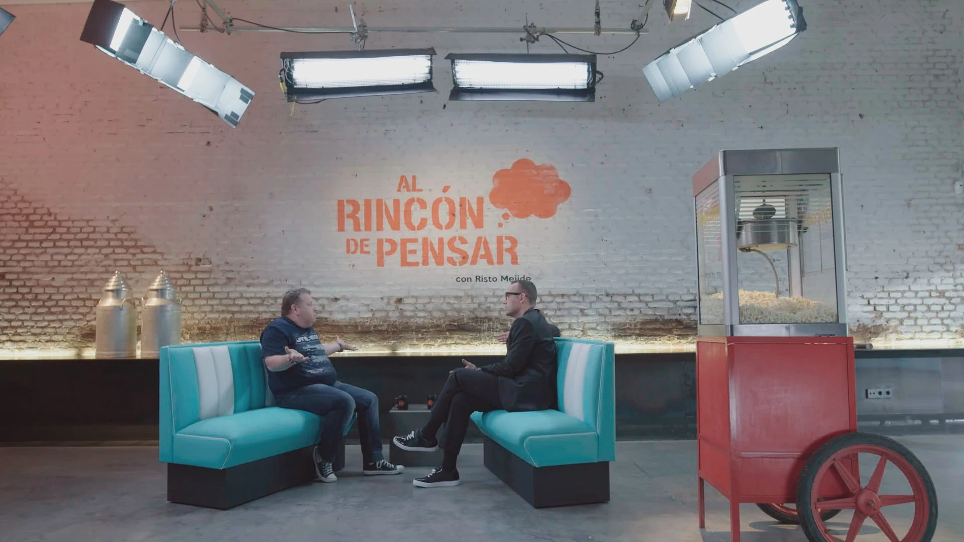 Alberto Chicote y Risto Mejide conversan junto a una máquina de hacer palomitas en 'Al rincón de pensar'