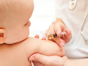 Un niño siendo vacunado Un niño siendo vacunado