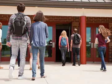 Una pareja de adolescentes entrando al instituto Una pareja de adolescentes entrando al instituto