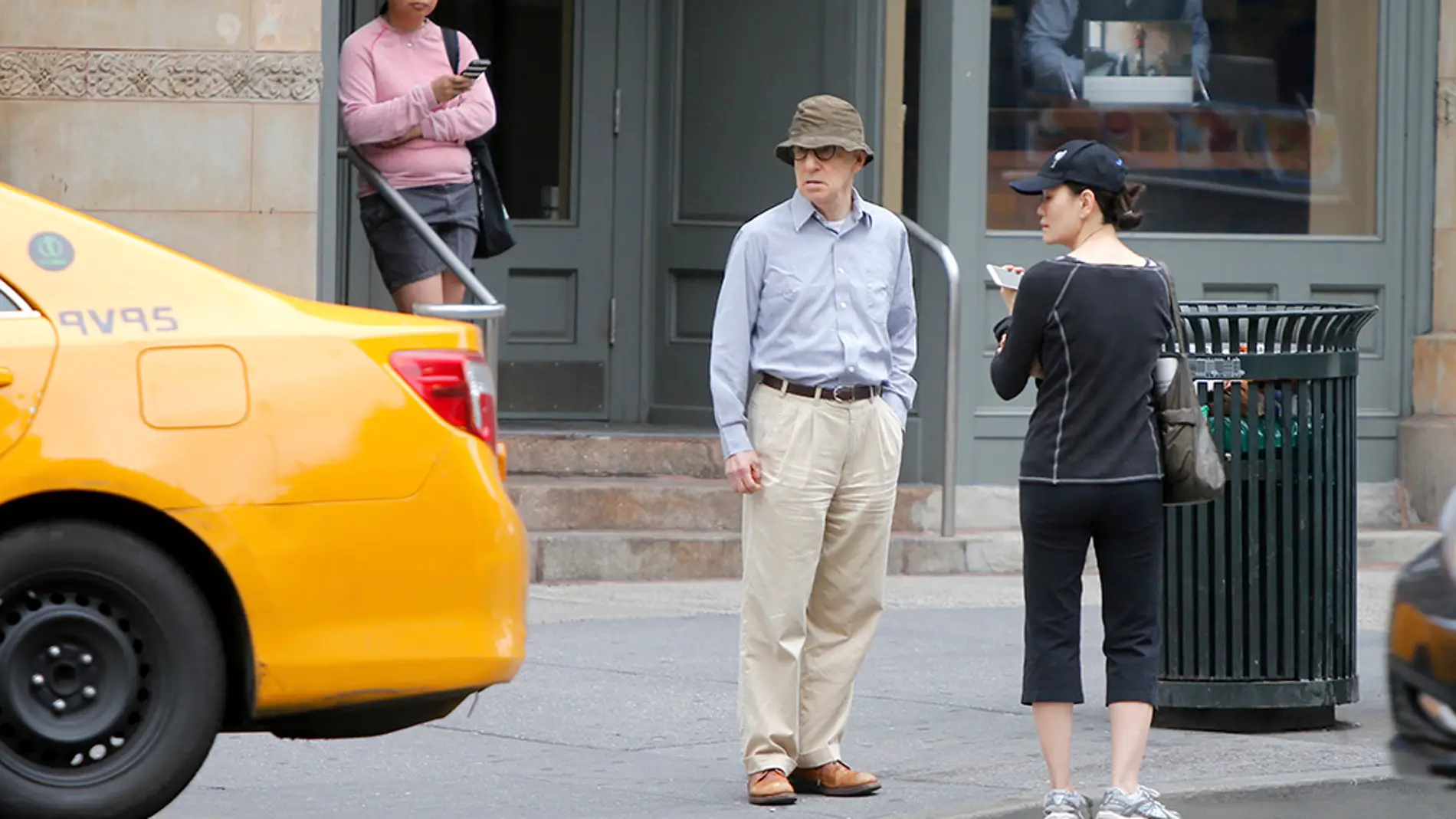 Woody Allen vestido para pasar desapercibido junto a su mujer Soon-Yi Previn
