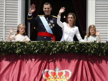Felipe, Letizia y sus hijas las infantas el día de la proclamación de Felipe VI