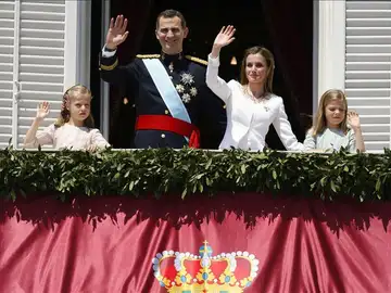 Felipe, Letizia y sus hijas las infantas el día de la proclamación de Felipe VI Felipe, Letizia y sus hijas las infantas el día de la proclamación de Felipe VI