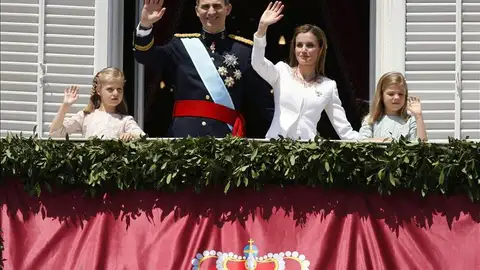 Felipe, Letizia y sus hijas las infantas el día de la proclamación de Felipe VI Felipe, Letizia y sus hijas las infantas el día de la proclamación de Felipe VI