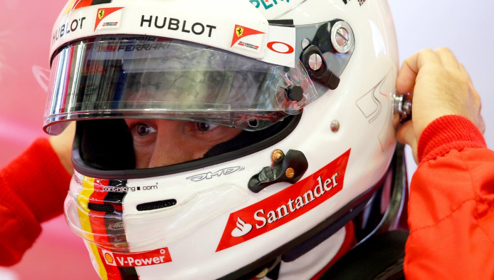 Vettel se coloca el casco