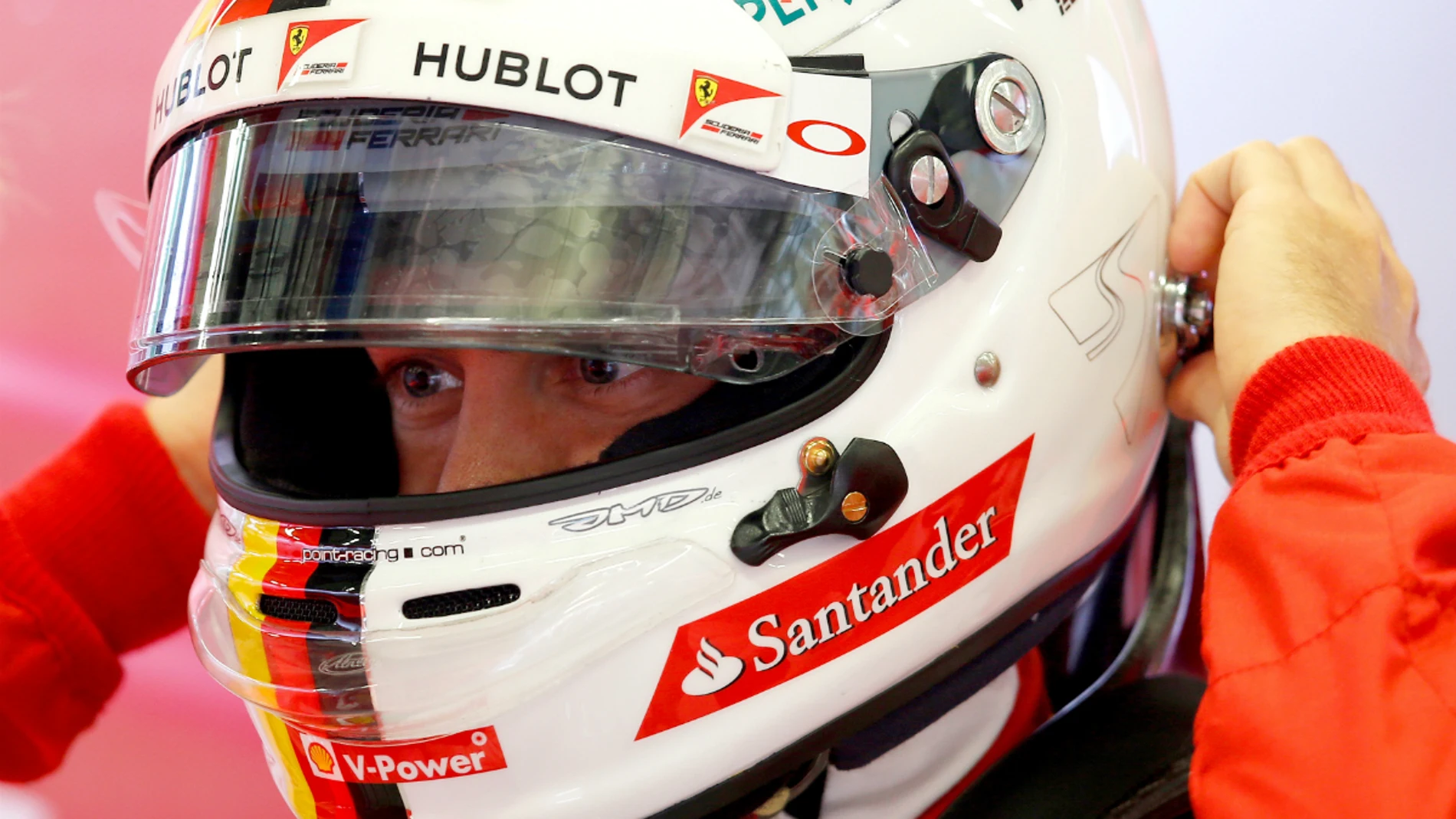 Vettel se coloca el casco