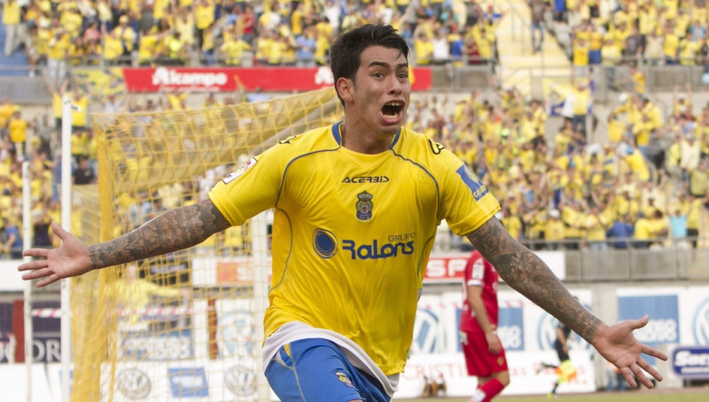 Araujo celebra el gol que le da el ascenso a Las Palmas