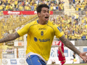 Araujo celebra el gol que le da el ascenso a Las Palmas