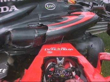 Espectacular accidente entre Alonso y Raikkonen en la primera vuelta