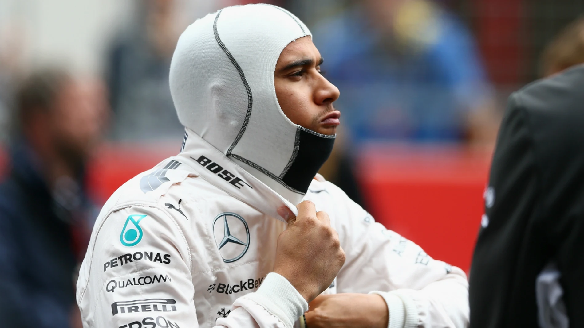 Hamilton se quita el traje Mercedes
