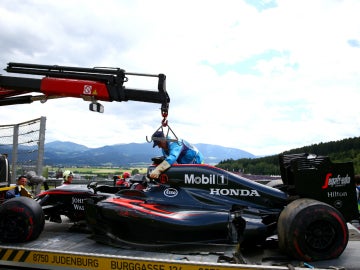 El McLaren de Alonso, en grúa