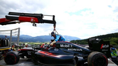 Alonso podría haber roto su motor tras el toque con Kimi y saldría último en Silverstone