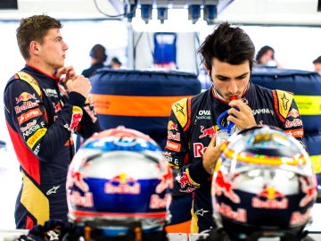 Carlos Sainz y Verstappen en el box de Toro Rosso