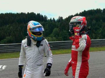 Alonso y Raikkonen tras el accidente