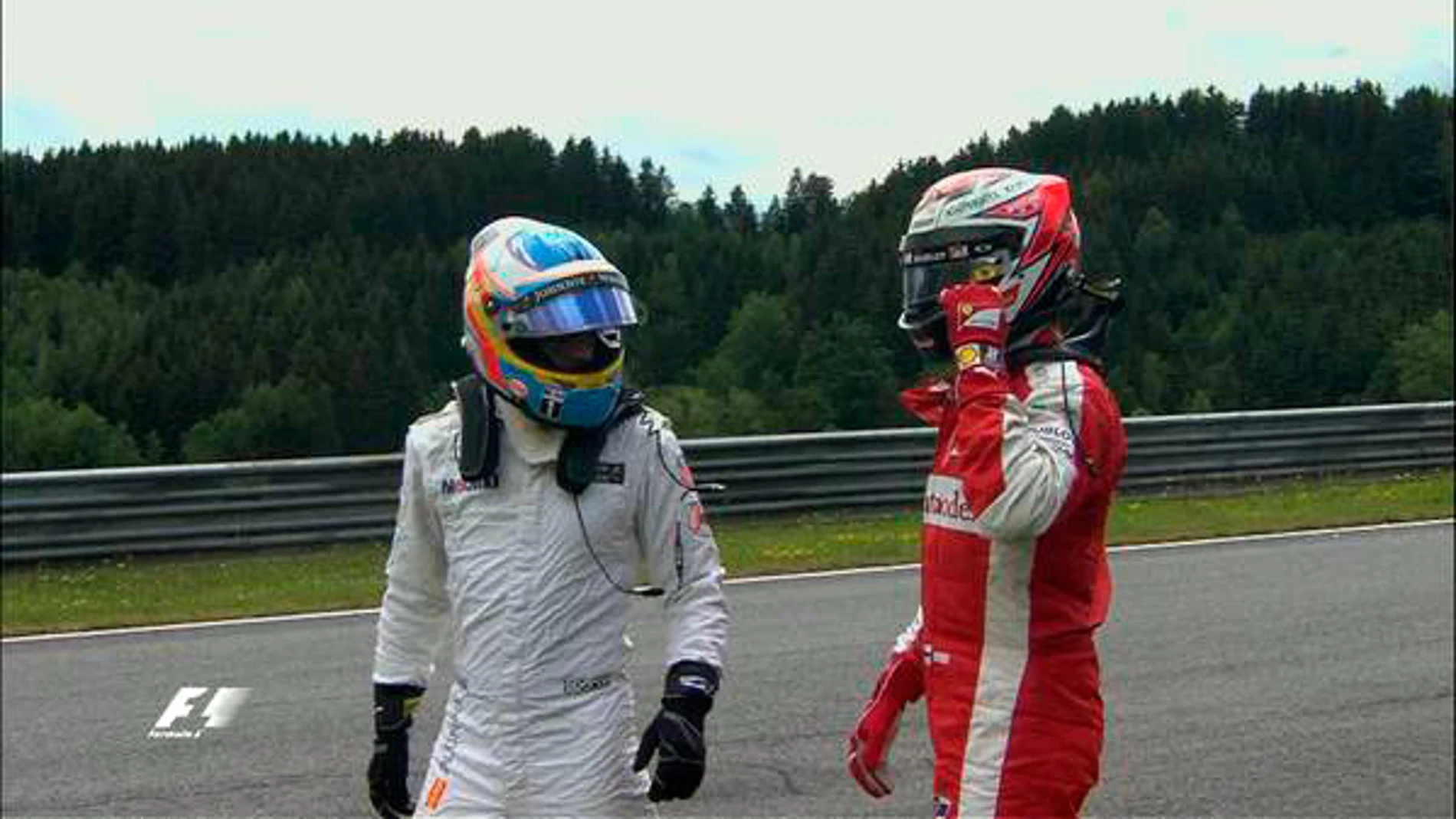 Alonso y Raikkonen tras el accidente
