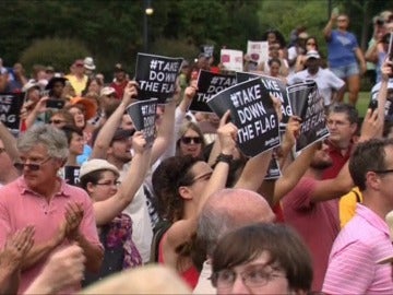 Cientos de personas reclaman la retirada de la bandera confederada de las instituciones de Carolina del Sur 