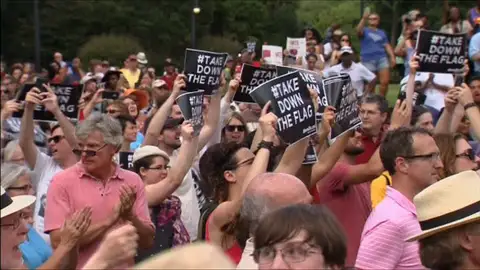 Cientos de personas reclaman la retirada de la bandera confederada de las instituciones de Carolina del Sur Cientos de personas reclaman la retirada de la bandera confederada de las instituciones de Carolina del Sur