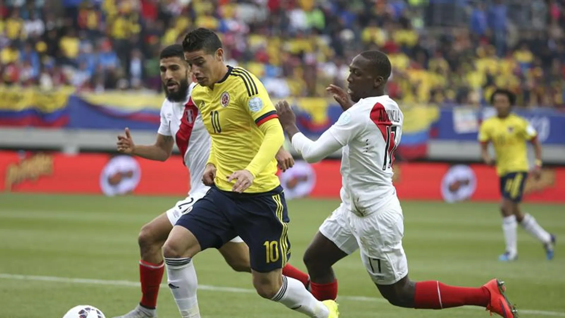 James Rodríguez conduce el balón ante dos rivales peruanos James Rodríguez conduce el balón ante dos rivales peruanos