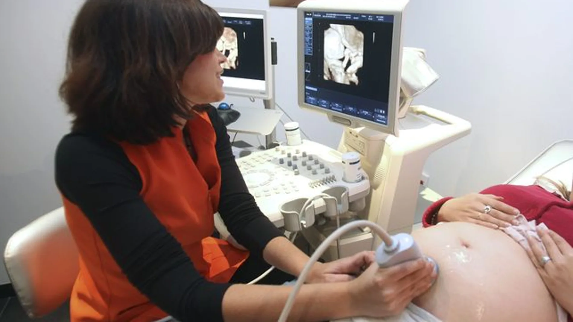 Realización de una ecografía a una mujer embarazada Realización de una ecografía a una mujer embarazada