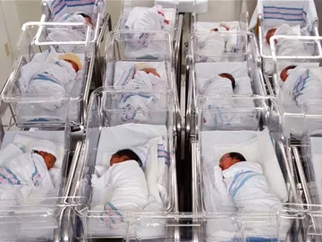 Bebés recién nacidos en el hospital Bebés recién nacidos en el hospital