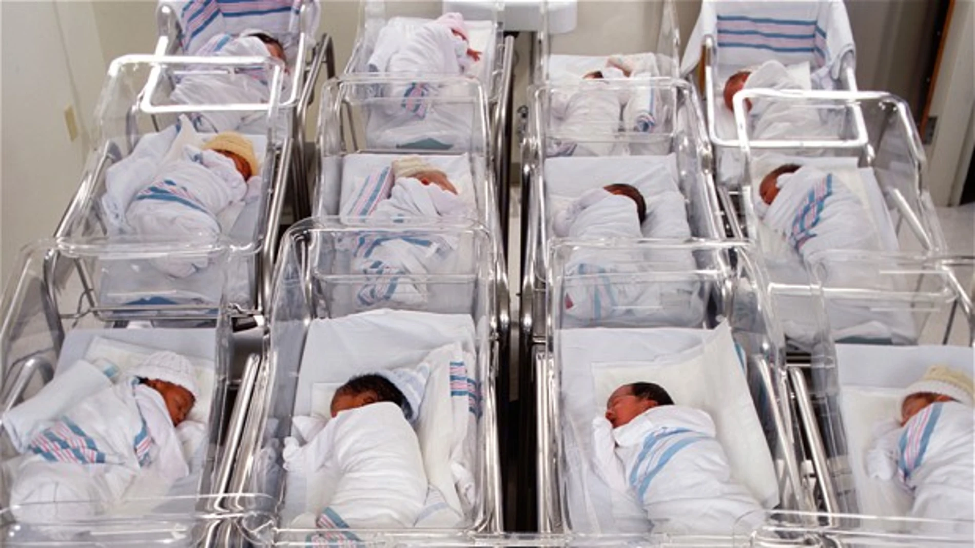 Bebés recién nacidos en el hospital Bebés recién nacidos en el hospital