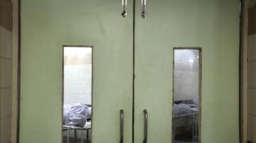 Víctimas en la morgue del hospital general municipal de Shatabdi en Bombay 