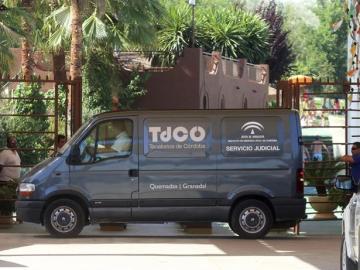  Un coche del tanatorio de Córdoba a las puertas del parque acuático