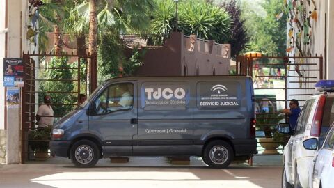  Un coche del tanatorio de C&oacute;rdoba a las puertas del parque acu&aacute;tico