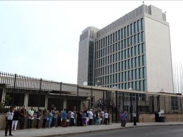 Varias personas permanecen en fila para solicitar una visa en la Sección de Intereses de EEUU (SINA), en La Habana (Cuba)