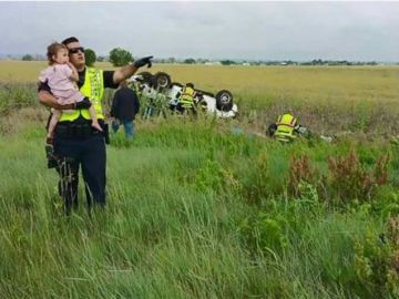 La imagen del policía con la niña en brazos