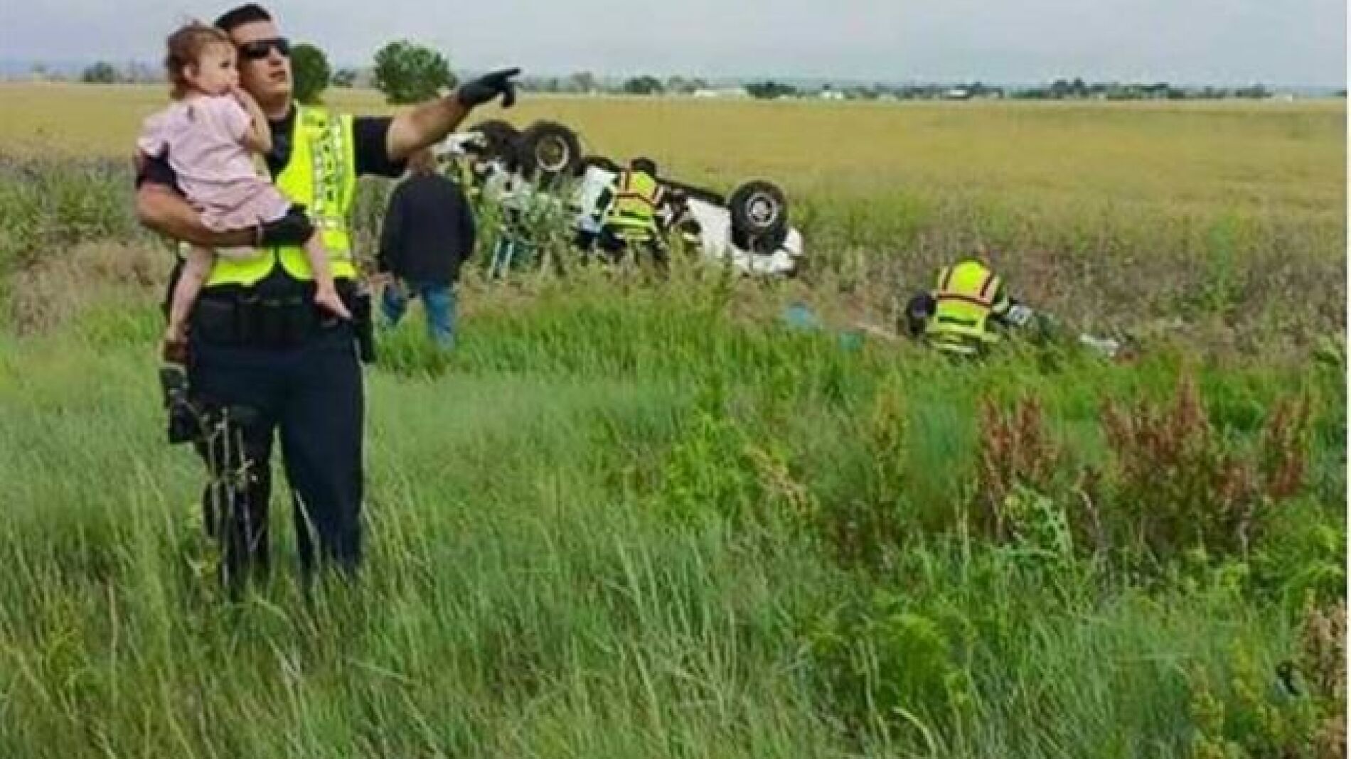 La imagen del polic&iacute;a con la ni&ntilde;a en brazos